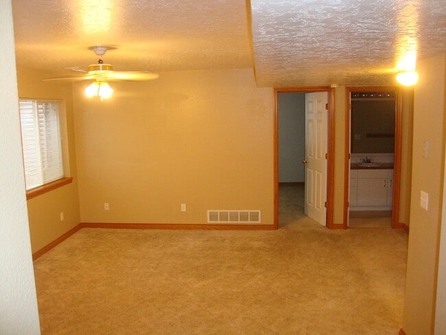 Building Photo - Great 4 bed Duplex