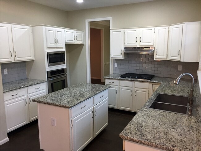 Building Photo - 2002 Summerall Ct