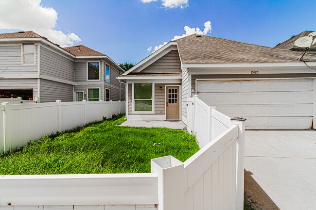 Building Photo - 10120 Cedar Lake Dr