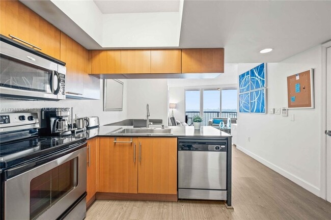 Building Photo - 1750 N Bayshore Dr