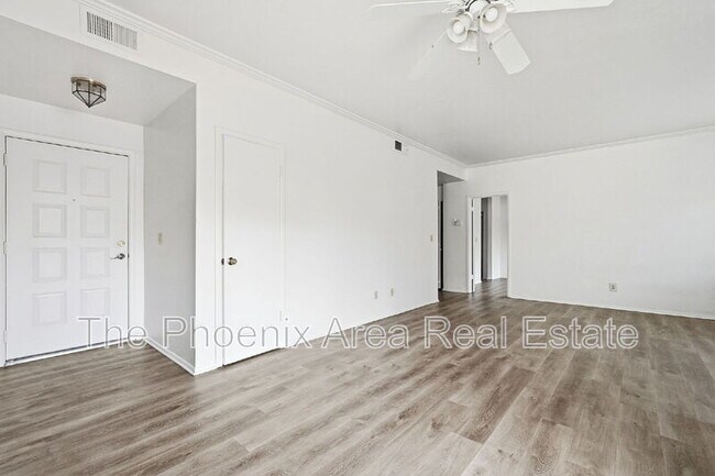 Building Photo - 930 N Mesa Dr