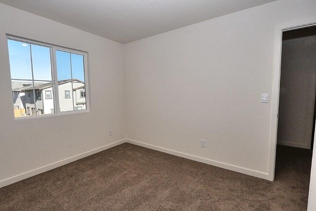 Building Photo - Beautiful Lincoln Home Available in May!