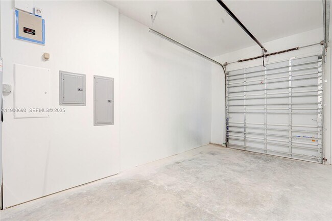 Building Photo - 1805 NW 22nd Ct