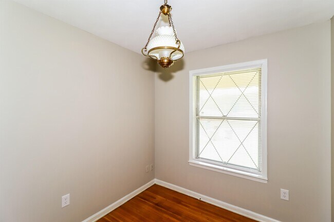 Building Photo - 1165 Finch Cove
