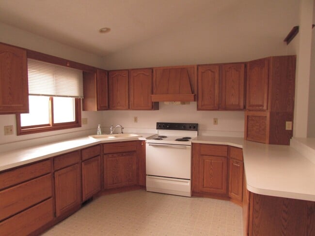 Building Photo - 3 BEDROOM | 2 BATH | DUPLEX | WEST