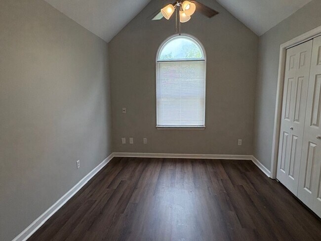 Building Photo - Murfreesboro 4BR/2.5BA fenced yard