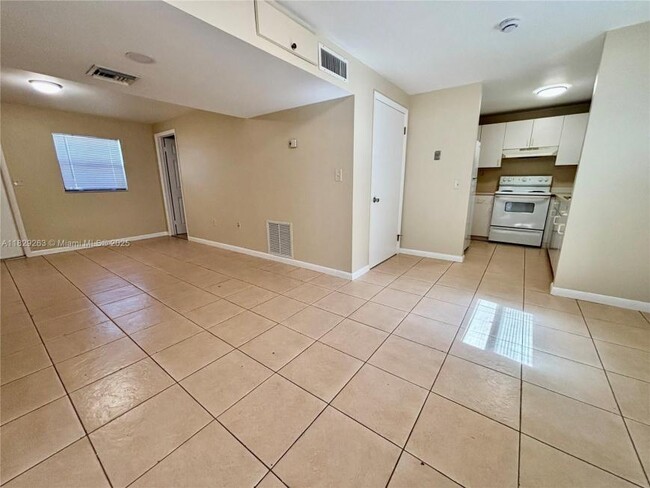 Building Photo - 1 bedroom in Dania FL 33004