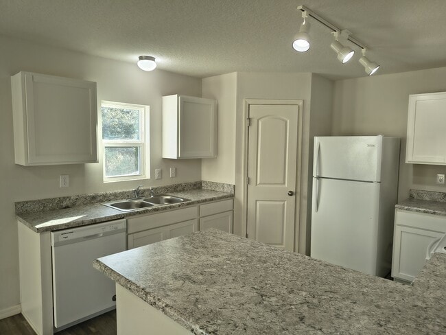 Building Photo - 275 Hyacinth Ct