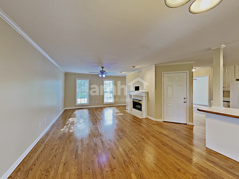 Building Photo - 403 Woodlands Dr