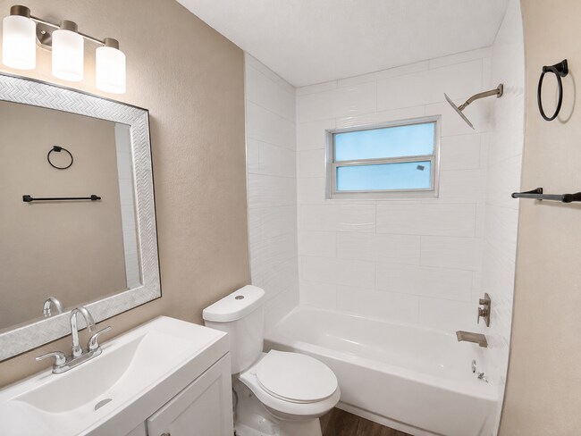 Building Photo - 326 Colonade Ct