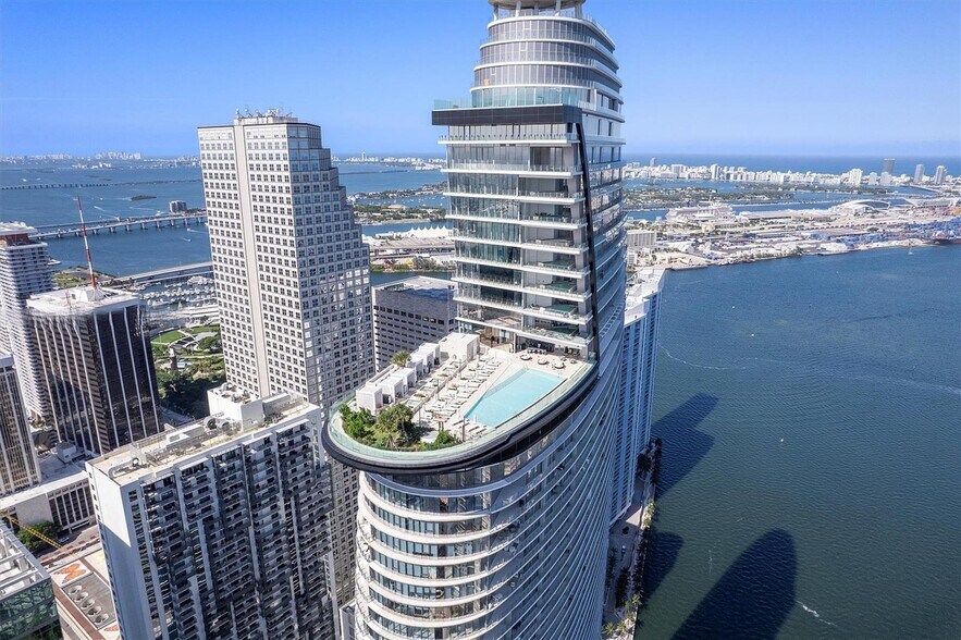 Primary Photo - 300 Biscayne Boulevard Way