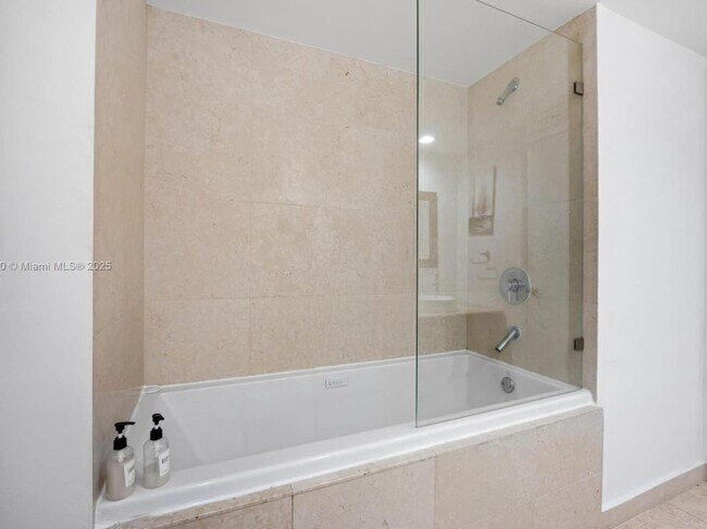 Building Photo - 481 Brickell Ave