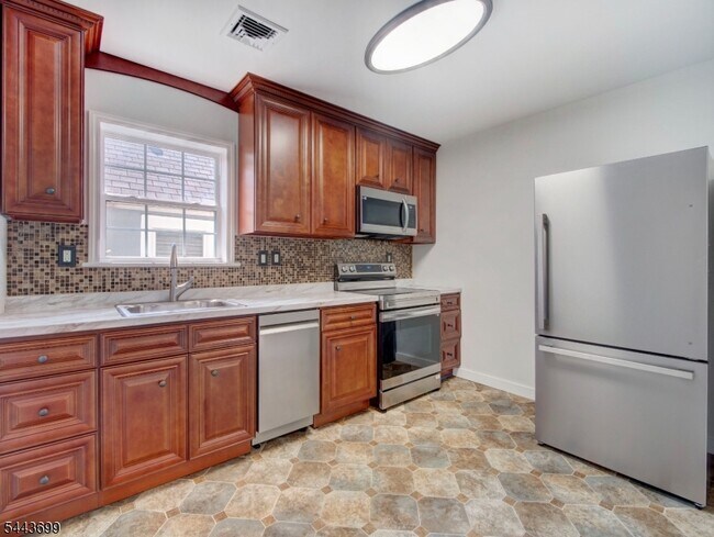 Building Photo - 60 Montague Pl