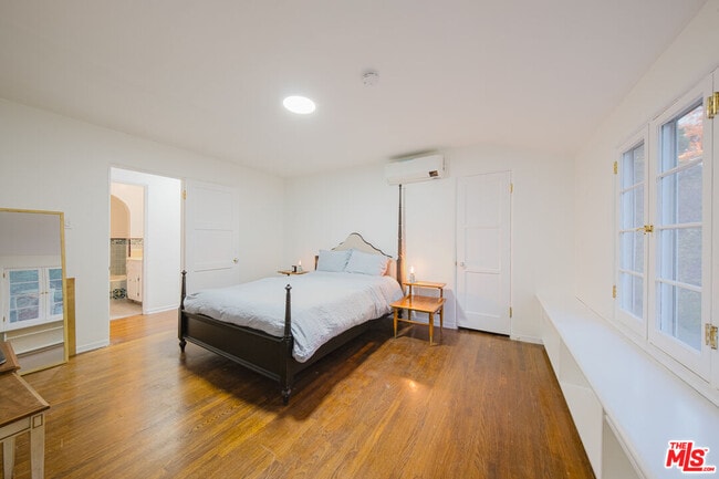 Building Photo - 3015 Beachwood Dr