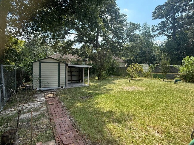 Building Photo - Two Bedroom Cutie