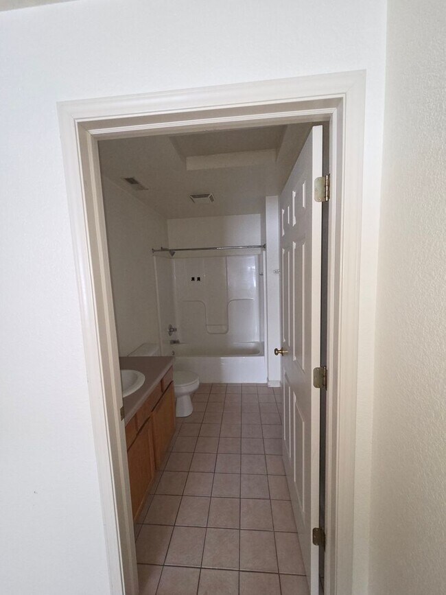 Building Photo - Discover your dream Townhome in Manitowoc!