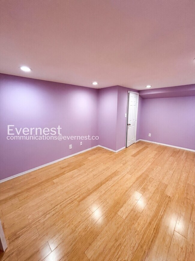Building Photo - 4bed/2bath single family home in Denver with fenced yard/ Available now!