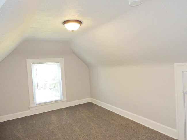 Building Photo - Completely Renovated 5 Bedroom - 1.5 Bath ...
