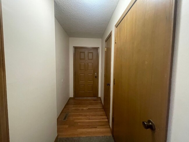 Building Photo - COMING SOON Cozy House 3 bed 2 bath 2 car ...