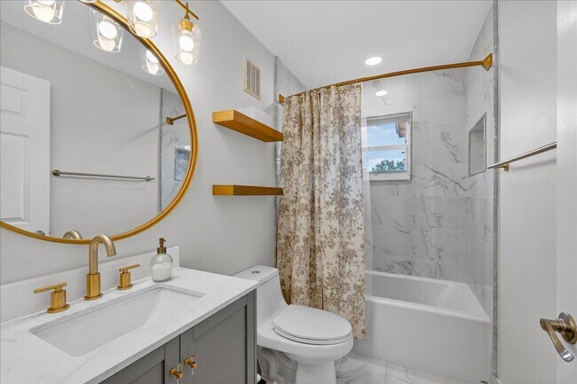 Building Photo - 3544 Lakewood Pl