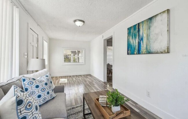 Building Photo - Housing Voucher Accepted: Charming 4-Bedro...