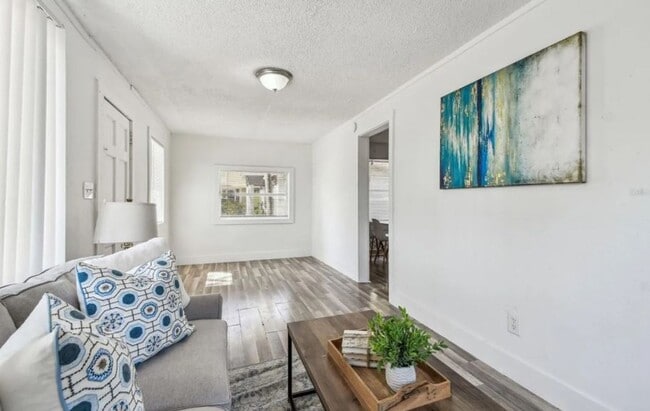 Building Photo - Housing Voucher Accepted: Charming 4-Bedroom Home in Saint Petersburg