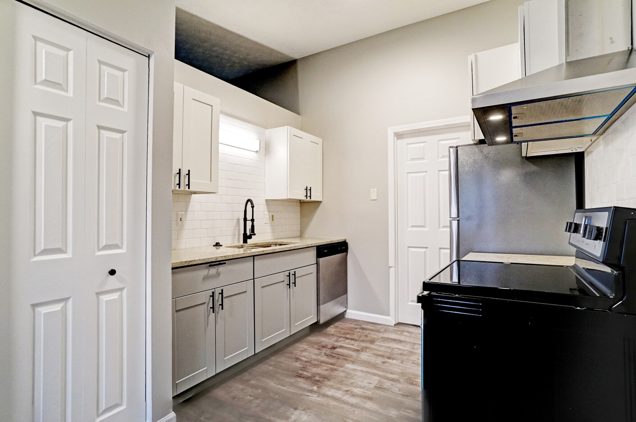 Kitchen - 626 Woods Crossing Dr