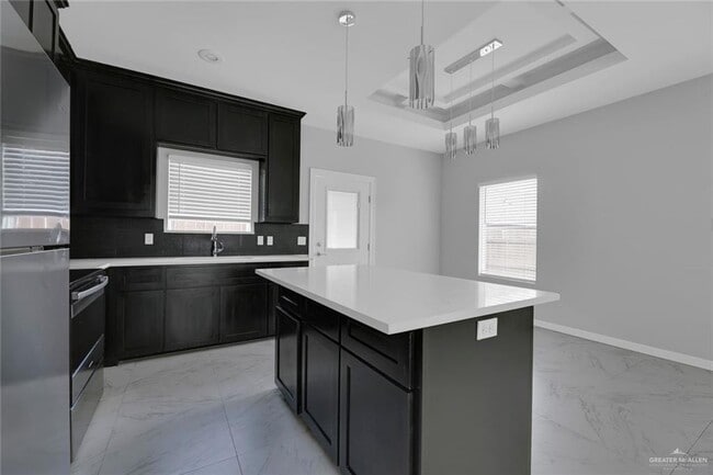 Building Photo - 1012 E la Cantera Ave