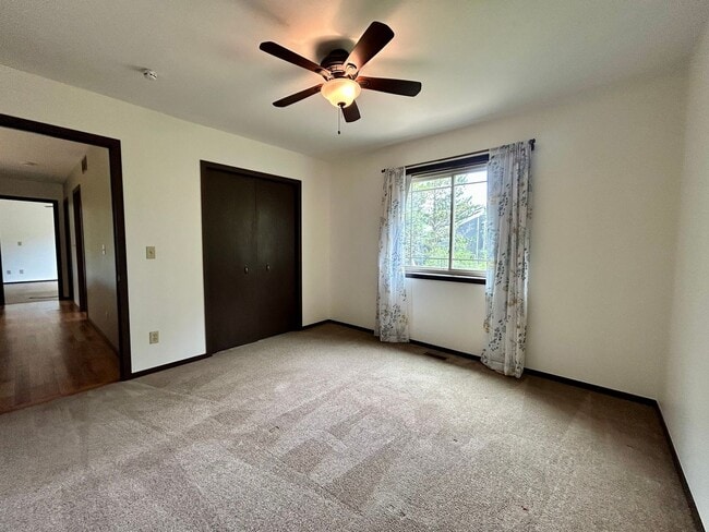 Building Photo - Beautiful 5 Bedroom Home with Large Private Yard