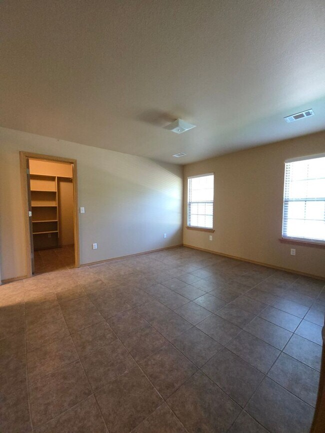 Building Photo - 619 Resimont Dr