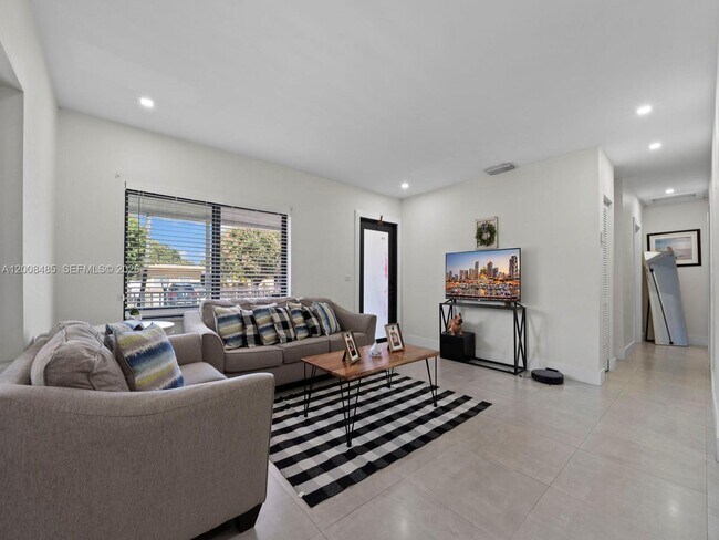 Building Photo - 252 E 36th St