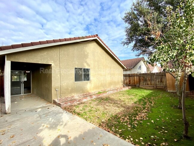 Building Photo - 5811 W Sample Ave