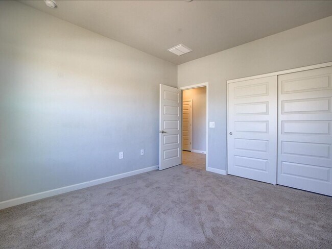 Building Photo - Corona de Tucson 4 Bedroom 2 Bathroom