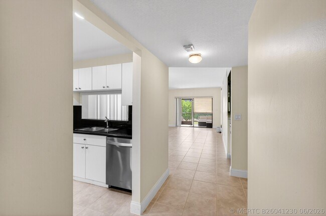 Building Photo - 351 Club Cir