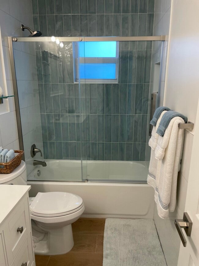 Building Photo - 1433 NE 23rd St