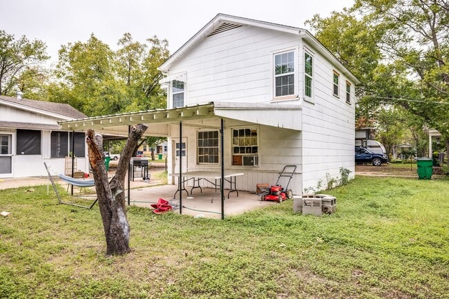 Building Photo - Updated apartment in great location