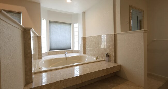 Building Photo - Updated Large 3 bedroom 2 bathroom home