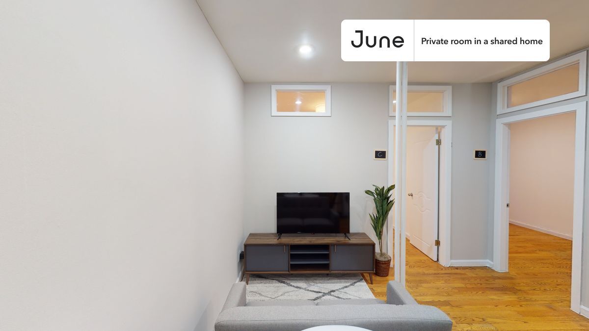 Building Photo - Private bedroom in 3 bed/1 bath Home
