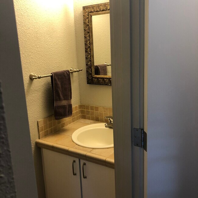 1/2 Bath - 1715 Franklin St