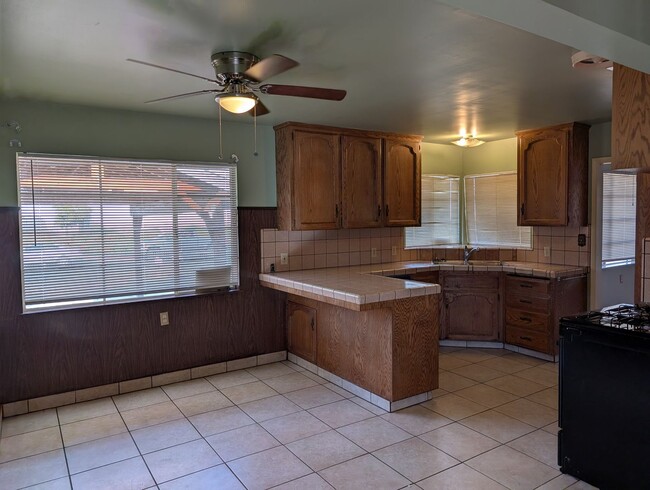 Building Photo - 4 bedroom 1 bathroom Pinedale home offerin...