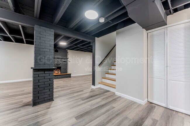 Building Photo - 3303 Division St