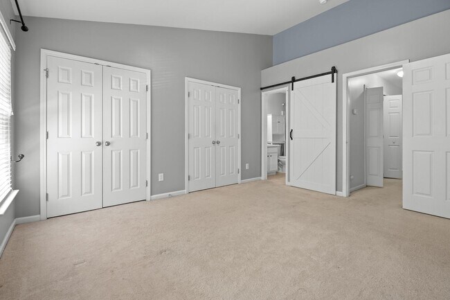 Building Photo - End-unit 2 Bedroom Townhome