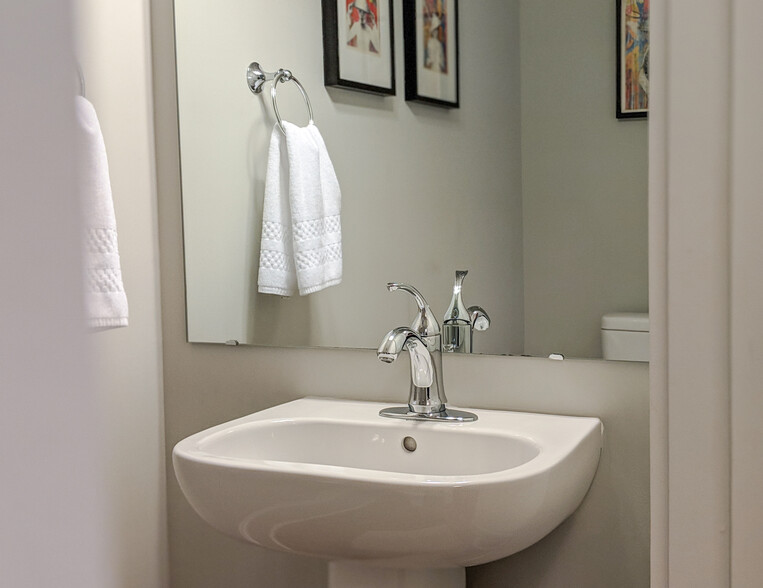 Powder room - 700 Finsbury St.