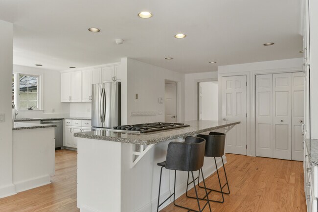 Building Photo - 430 Orienta Ave