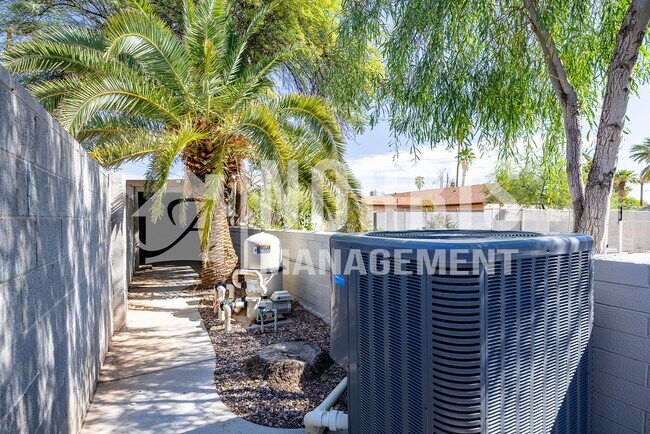 Building Photo - Amazing Home with a Pool and NO HOA