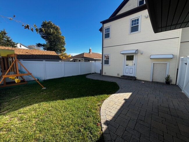 Building Photo - Charming 2-Bedroom First Floor Apartment i...