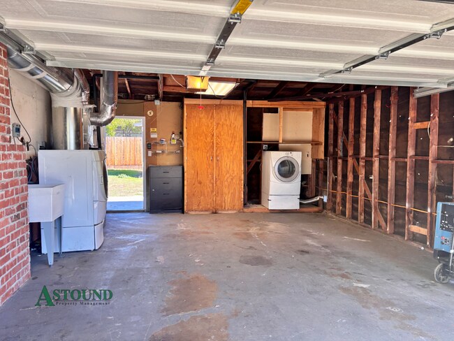 Building Photo - 2742 Broadmoor Ave