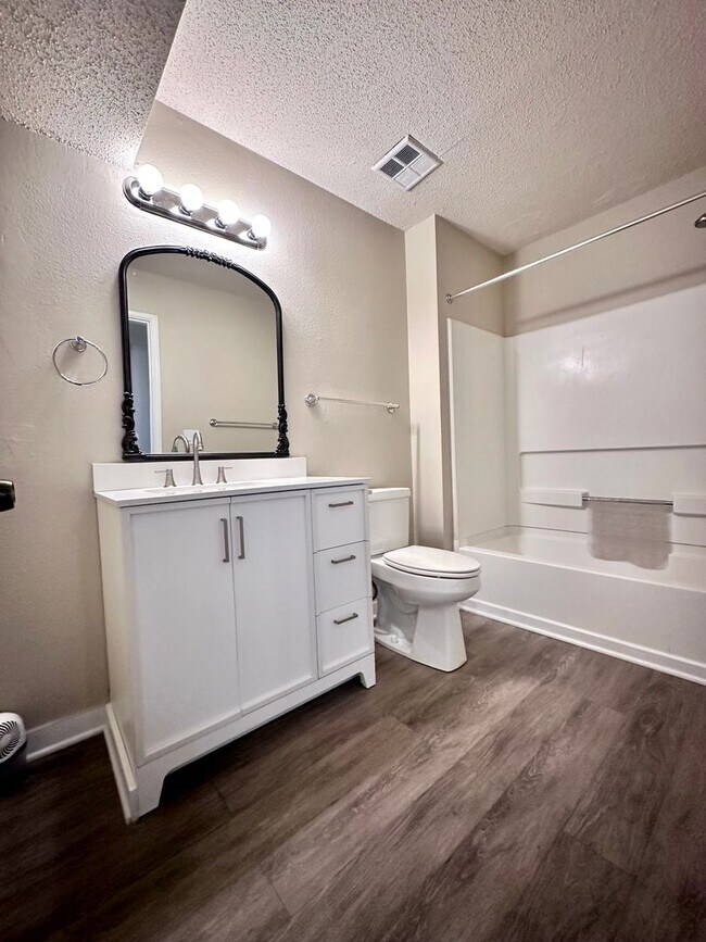 Building Photo - Newly Renovated 1B/1B Condo near Beach in the Heart of Destin!