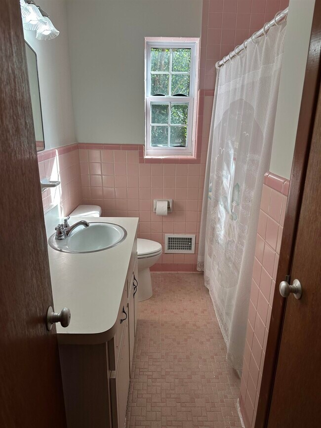 Building Photo - 1406 Devils Dip