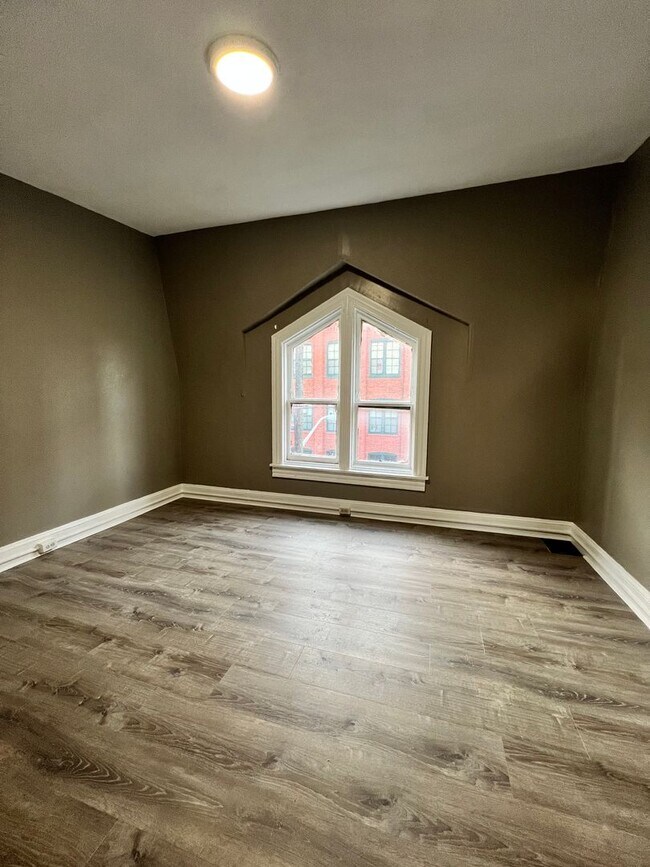 Building Photo - 5 Bedroom 1 Bath Home Available